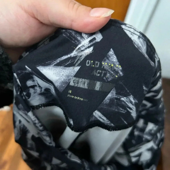 OLD NAVY ACTIVE BLACK & WHITE 7/8 LEGGINGS - Picture 3 of 4